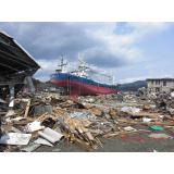 津波により打ち上げられた漁船（東日本大震災）